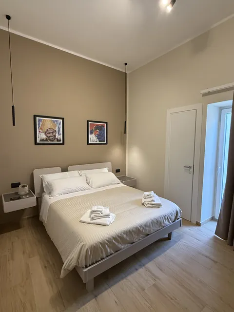 Camera Piazza degli Artisti: letto matrimoniale e pareti dalle tonalità calde